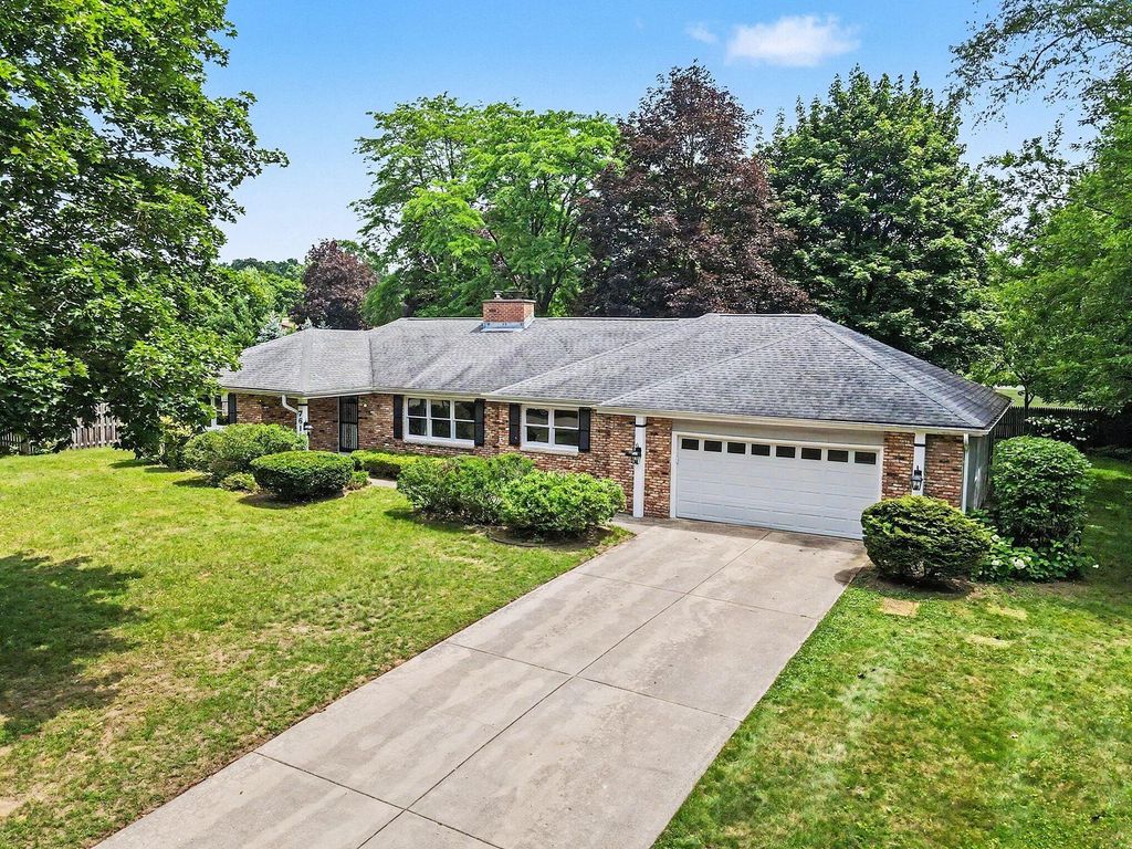 7611 Thrasher Ln, Texas charter township
