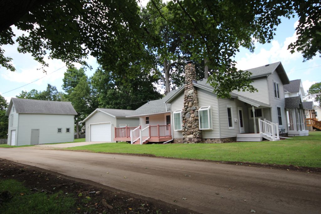 208 S Michigan Avenue, Vicksburg village