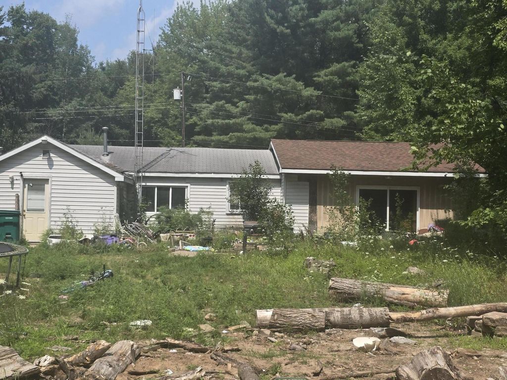 317 Oak Street, Hay township