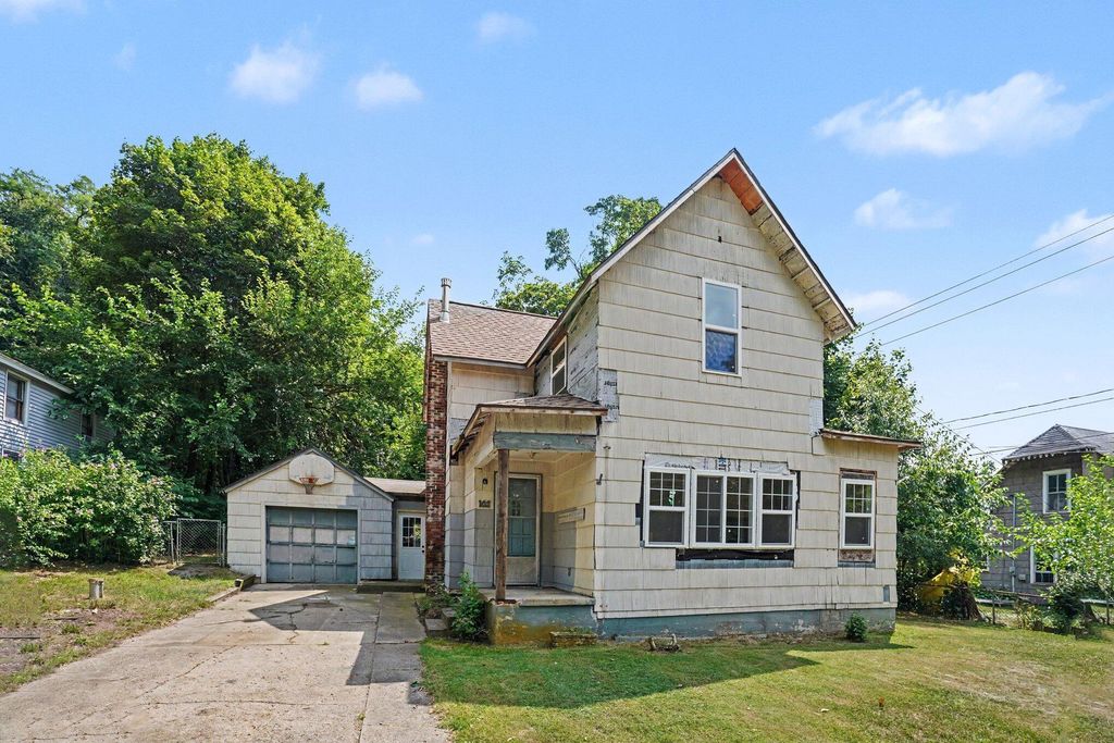 102 Worden Avenue, Comstock charter township