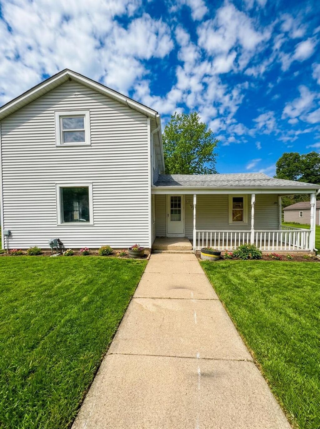 327 N Robinson Street, Schoolcraft village