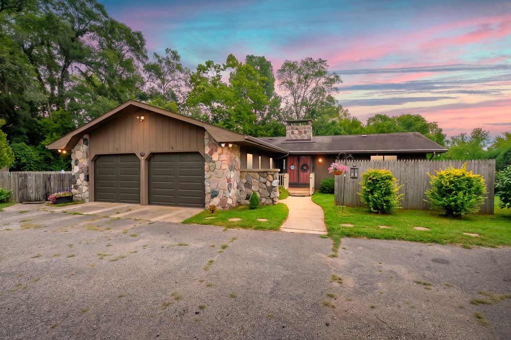 57131 Buckhorn Road, Lockport township