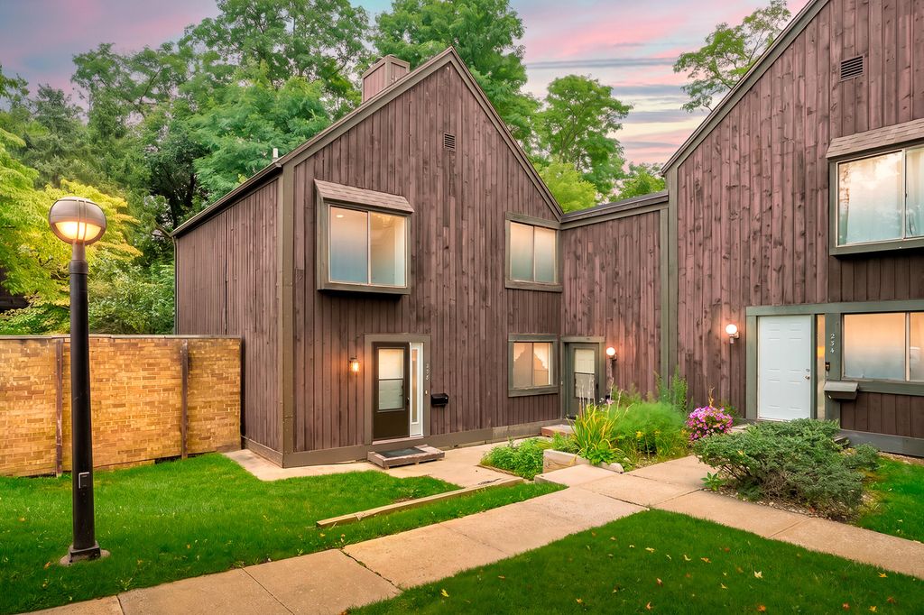 238 Falkirk Court, Kalamazoo