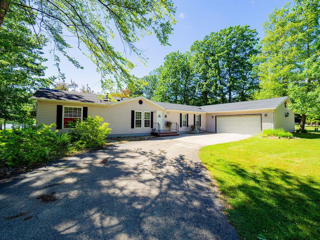 84 Thelen Drive, Cheshire township
