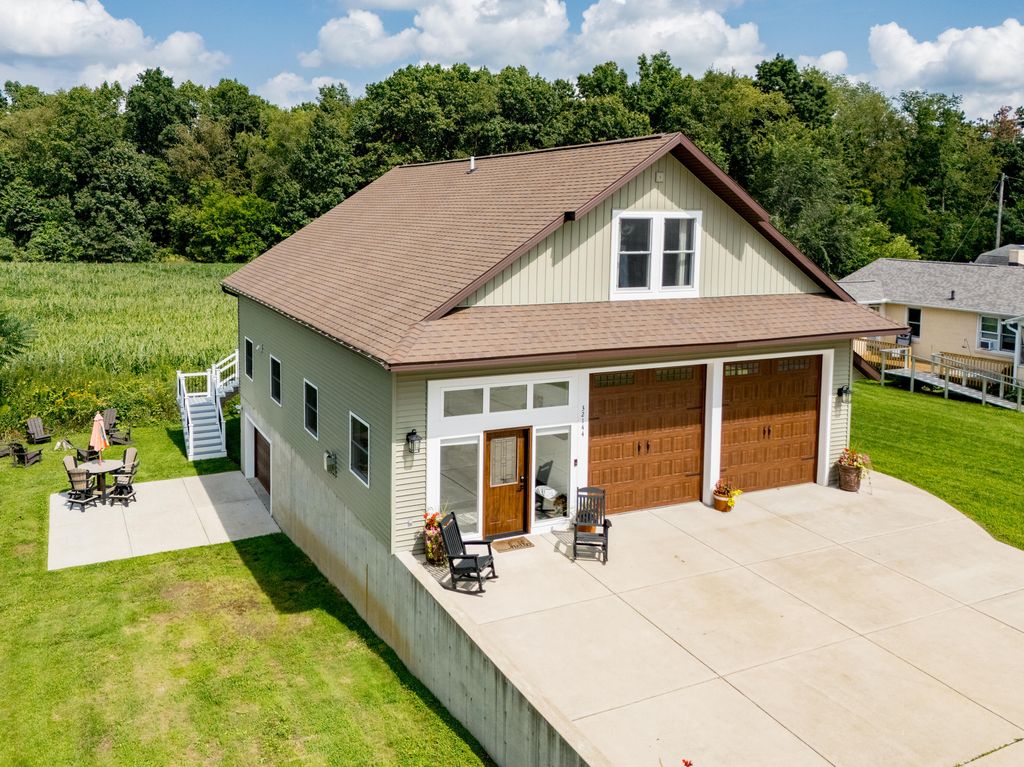 32144 Chamberlin Drive, Porter township