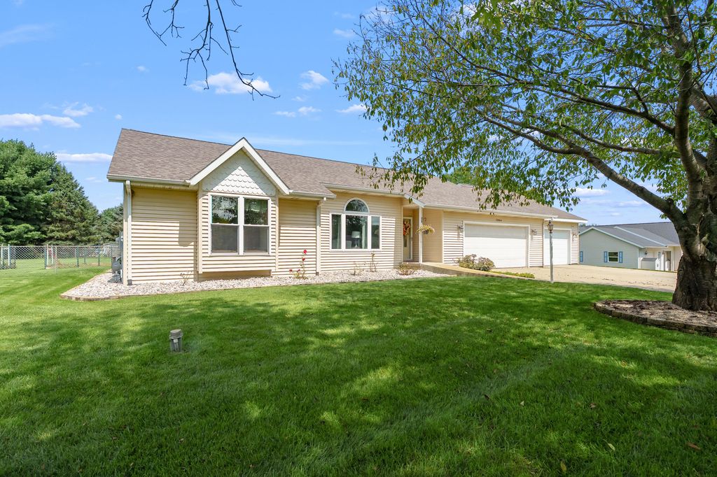 22864 Blackbird Avenue, Almena township