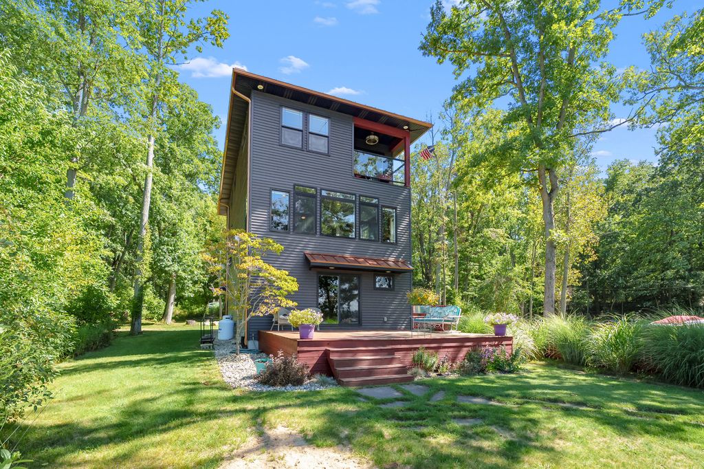 6840 Flower Drive, Hope township