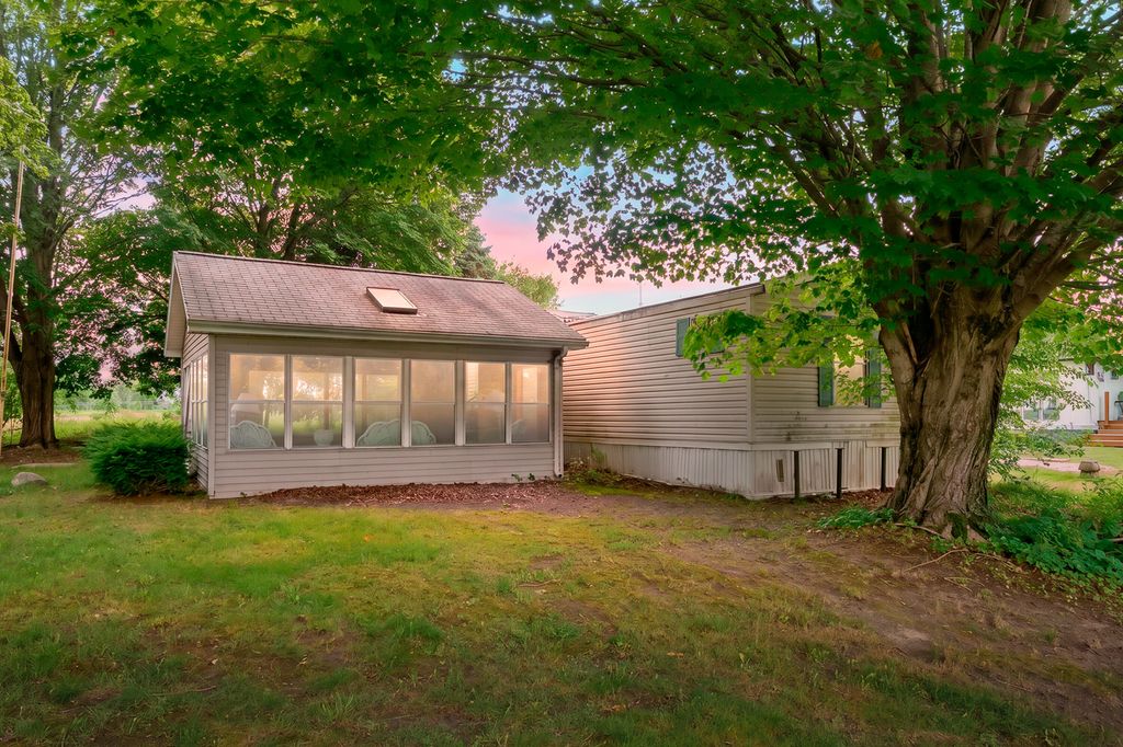 47528 84th Avenue, Hamilton township