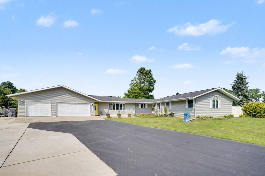 12996 Bayview Drive, Schoolcraft township