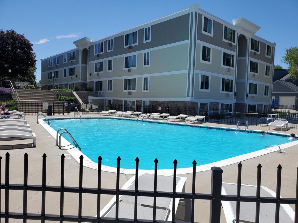 225 N Shore Drive Unit: 006, South Haven