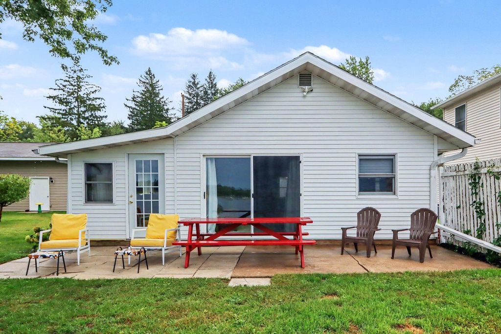 11334 E Shore Drive, Barry township