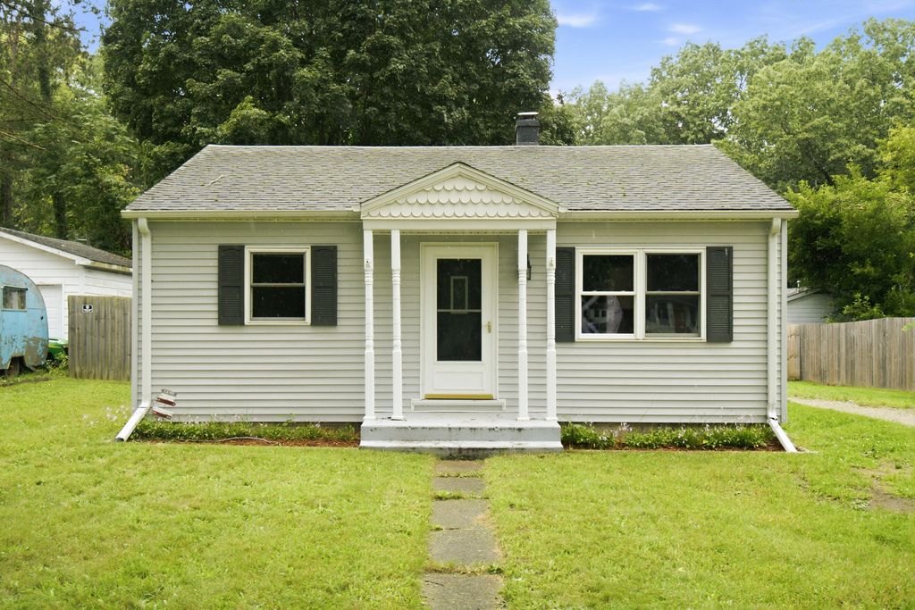 606 Lake Boulevard, Paw Paw