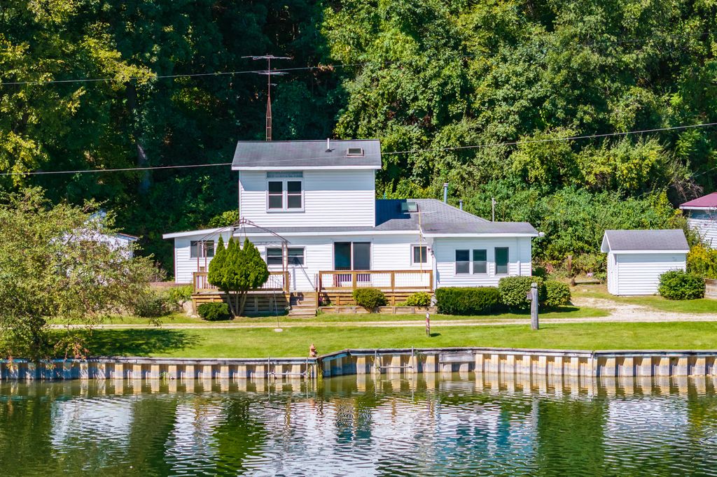 2351 Bristol Lake Road, Dowling