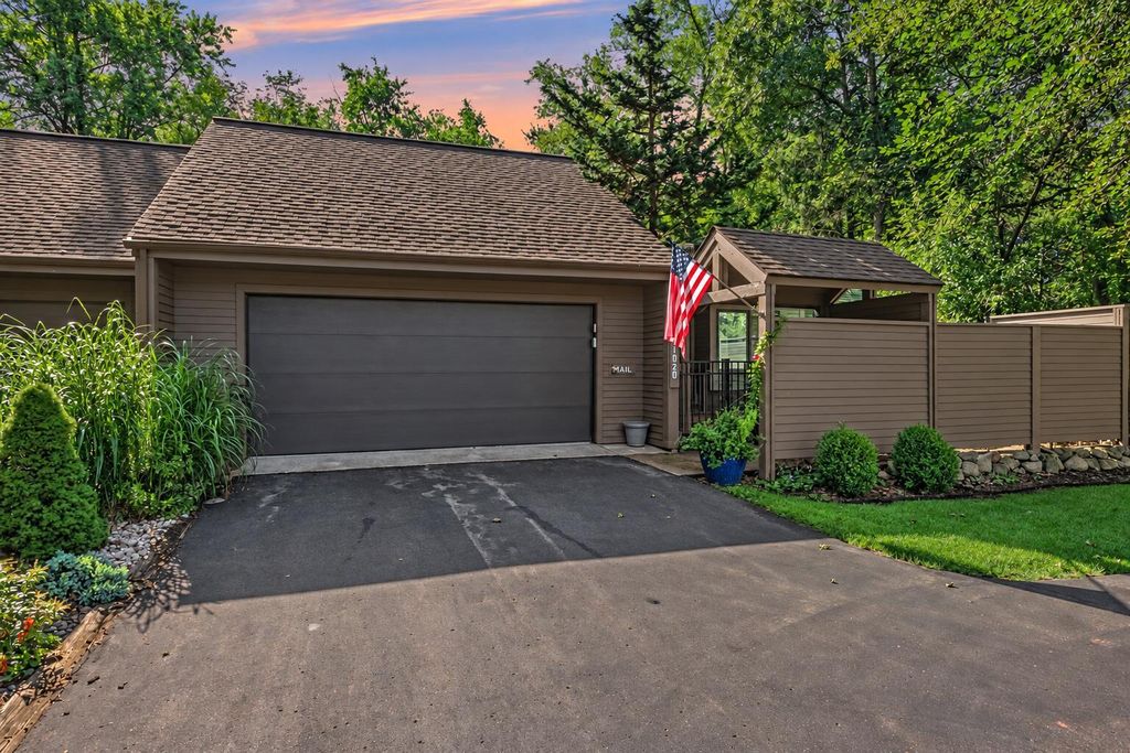 1020 Essex Circle Unit: 26, Kalamazoo