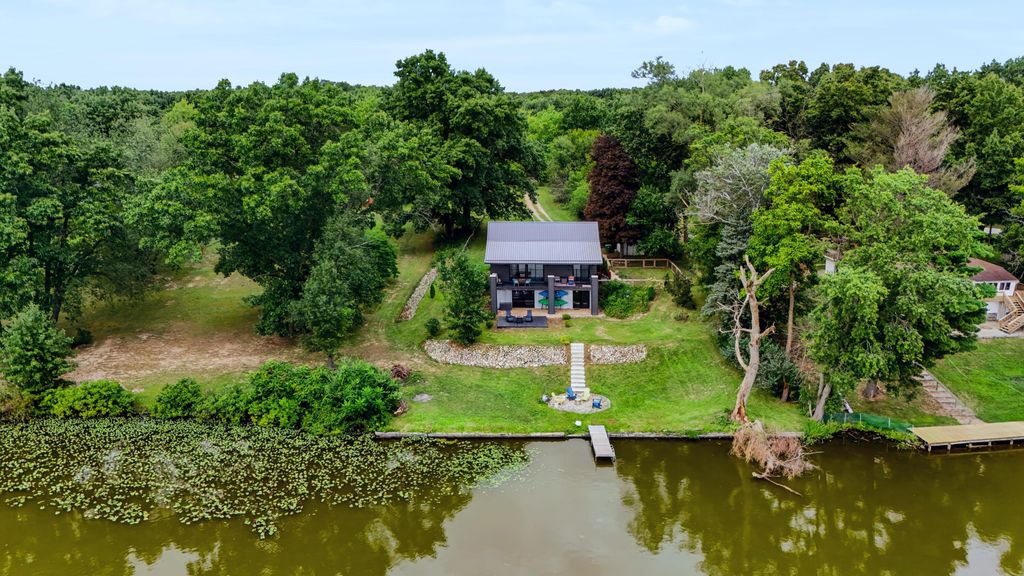 18729 S River Road, Three Rivers