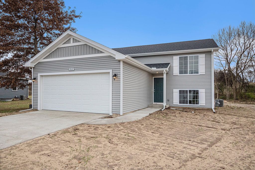 587 River Oaks Drive, Watervliet