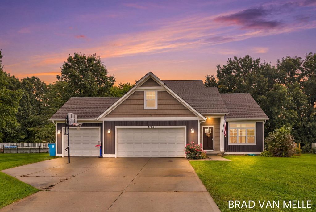 1708 Signal Point Circle, Allegan