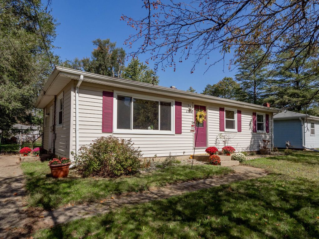 1728 Greenview Avenue, Portage