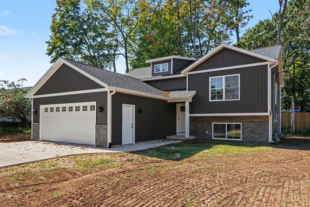 1032 Sir Knight Road, Plainwell