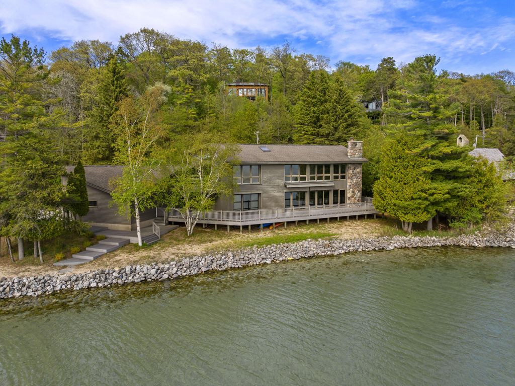 3151 Crystal Drive, Lake township