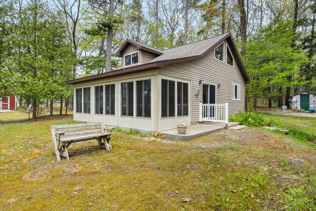 63 E Piney Road, Manistee township