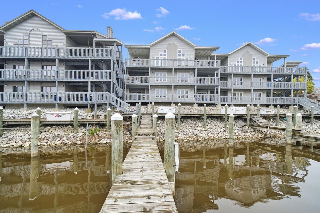 315 5th Avenue Unit: 17, Manistee