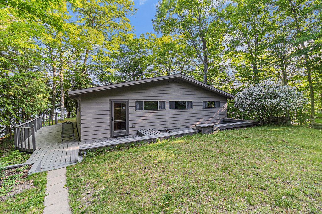 6253 Loggers Lane, Hamlin township