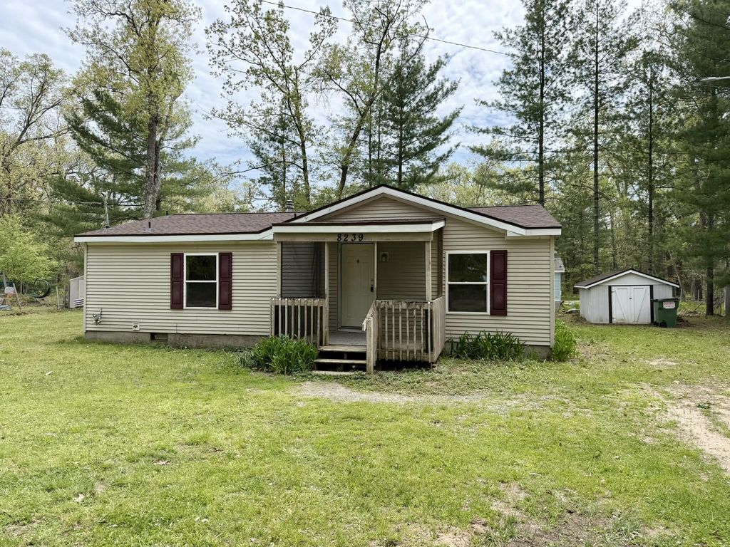 8239 W Hemlock Avenue, Lake township