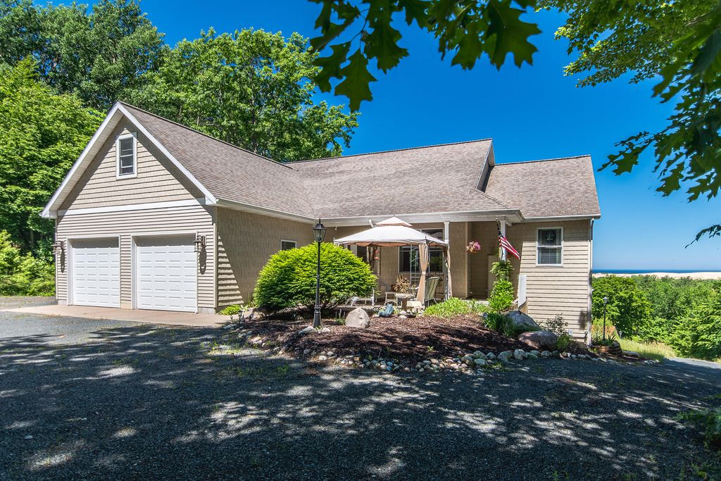 8562 W Woodridge Drive, Golden township