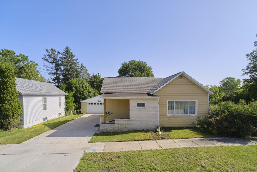 163 Van Buren Street, Manistee city