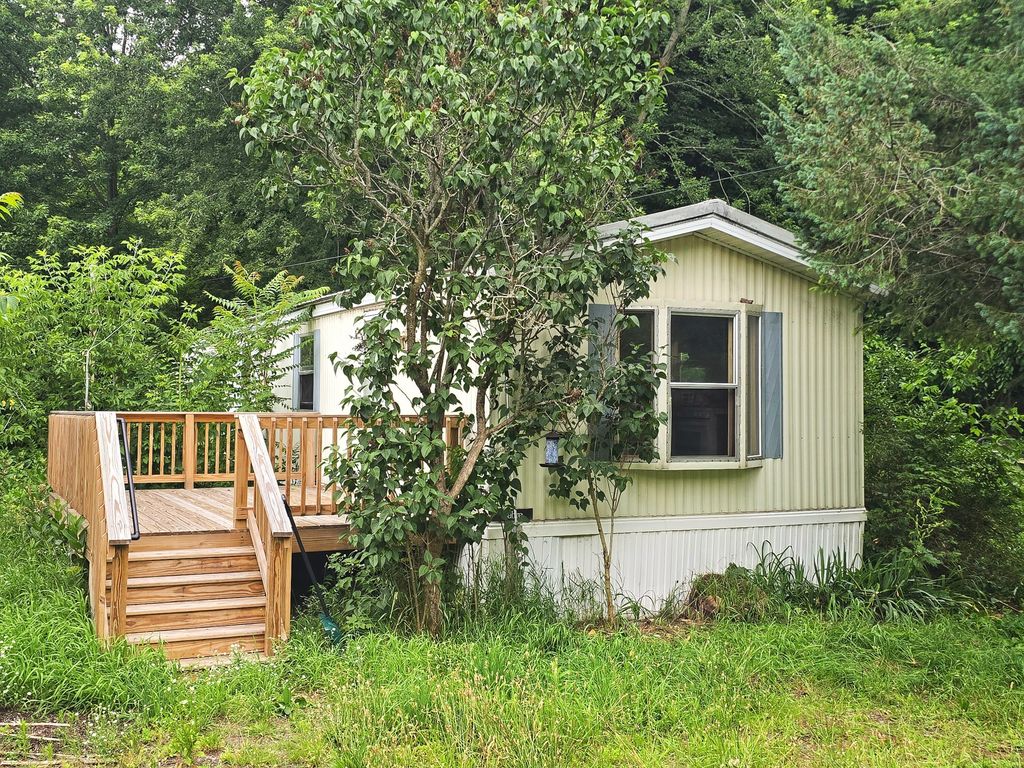 123 Sessions Road, Shelby village