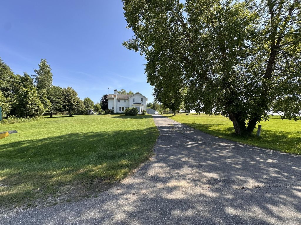 5372 W 8th, Dayton township