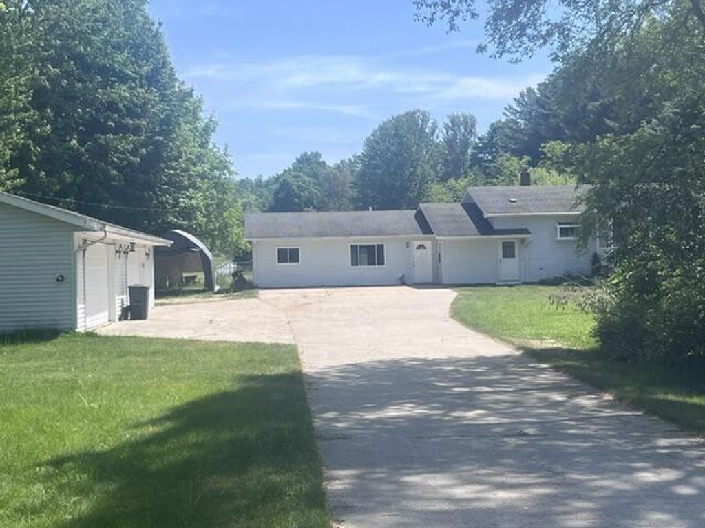 8671 13 Mile Road, Bear Lake township