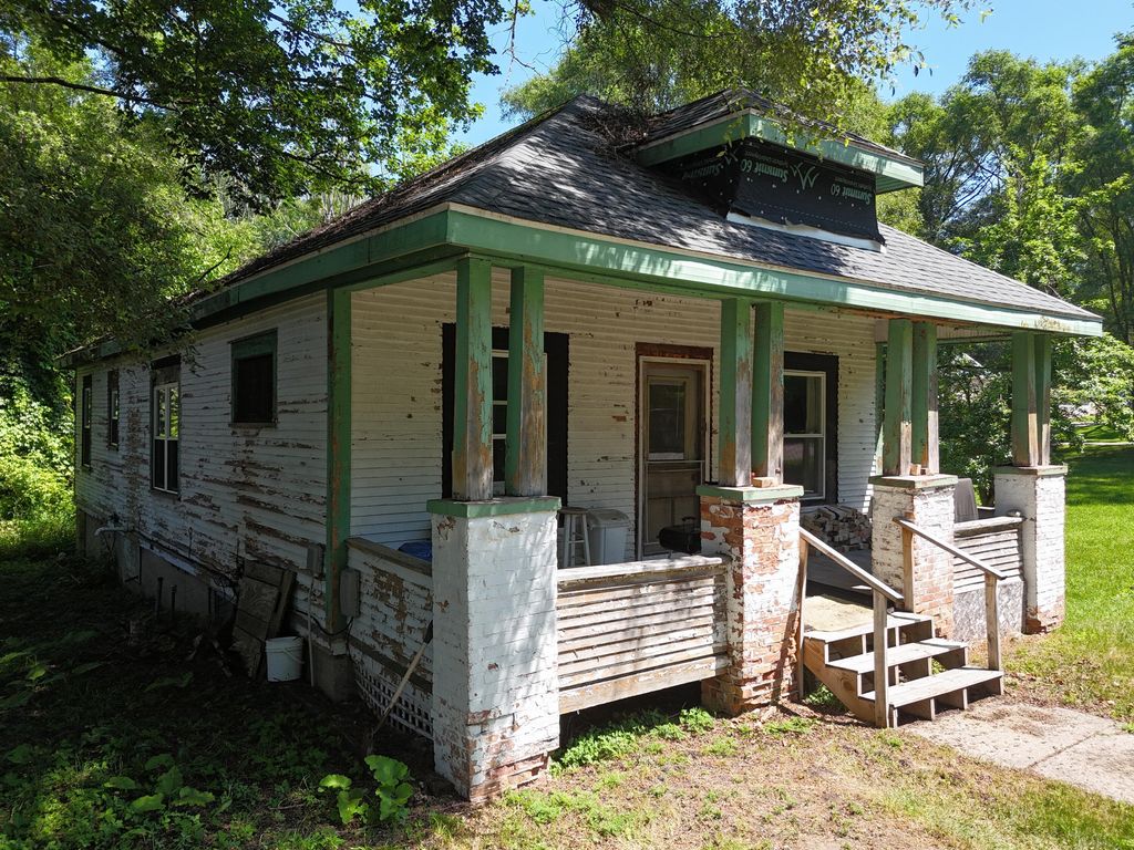 18846 Maple Street, Cleon township