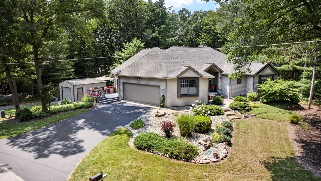 416 N Rush Street, Pentwater village