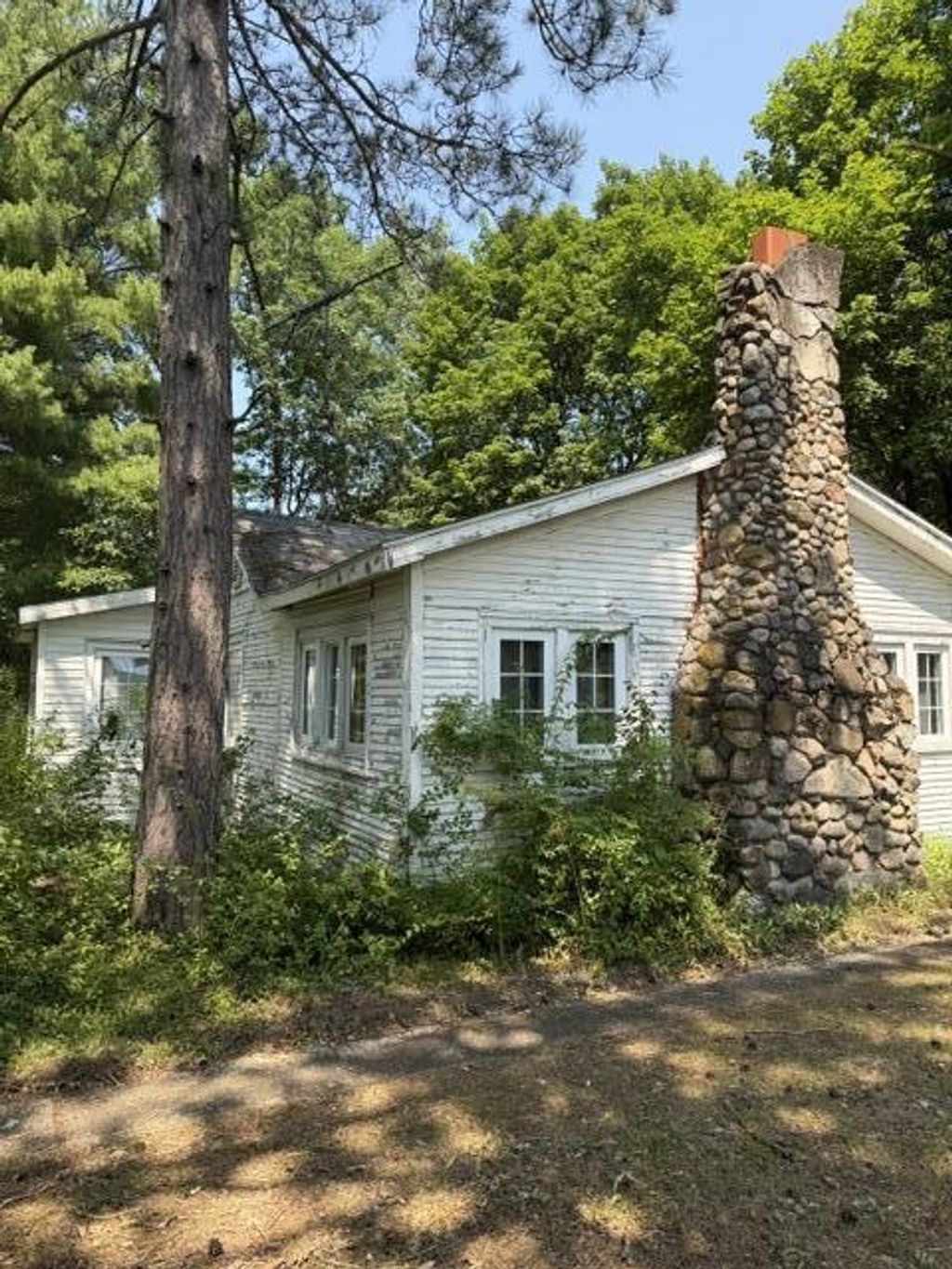 10532 N Oak Street, Eden township