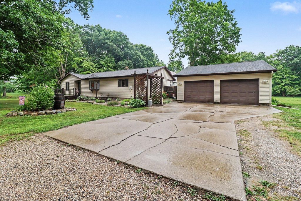 16465 Flarity Road, Dickson township