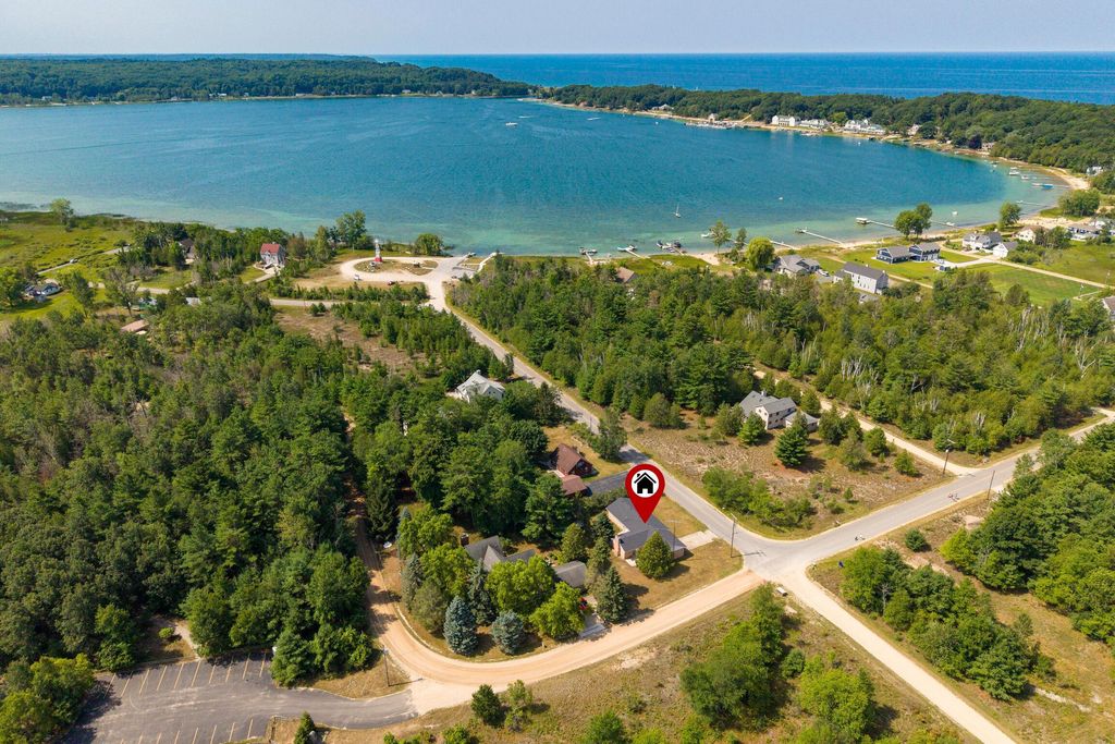 8807 Lake Park Drive, Onekama township