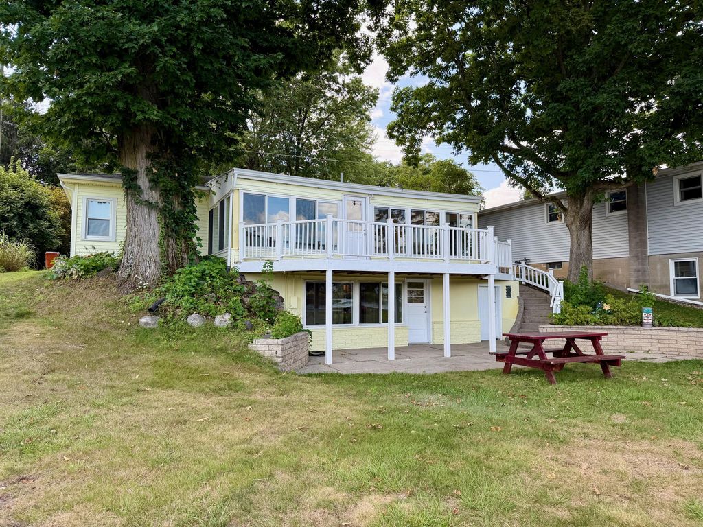 8980 Loveless Drive Ne, Rockford