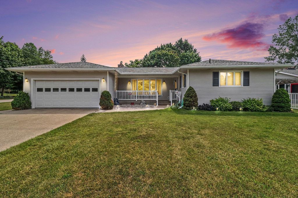 557 Broad Avenue, Manistee city