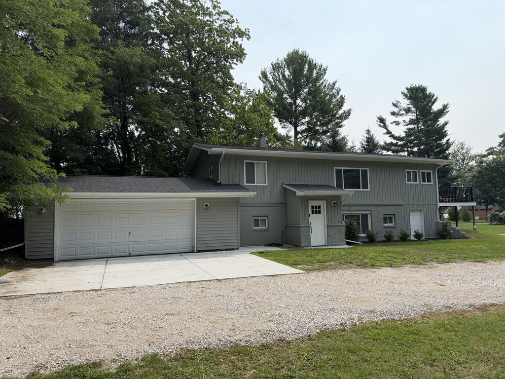 13134 Hopkins Forest Drive, Pleasanton township