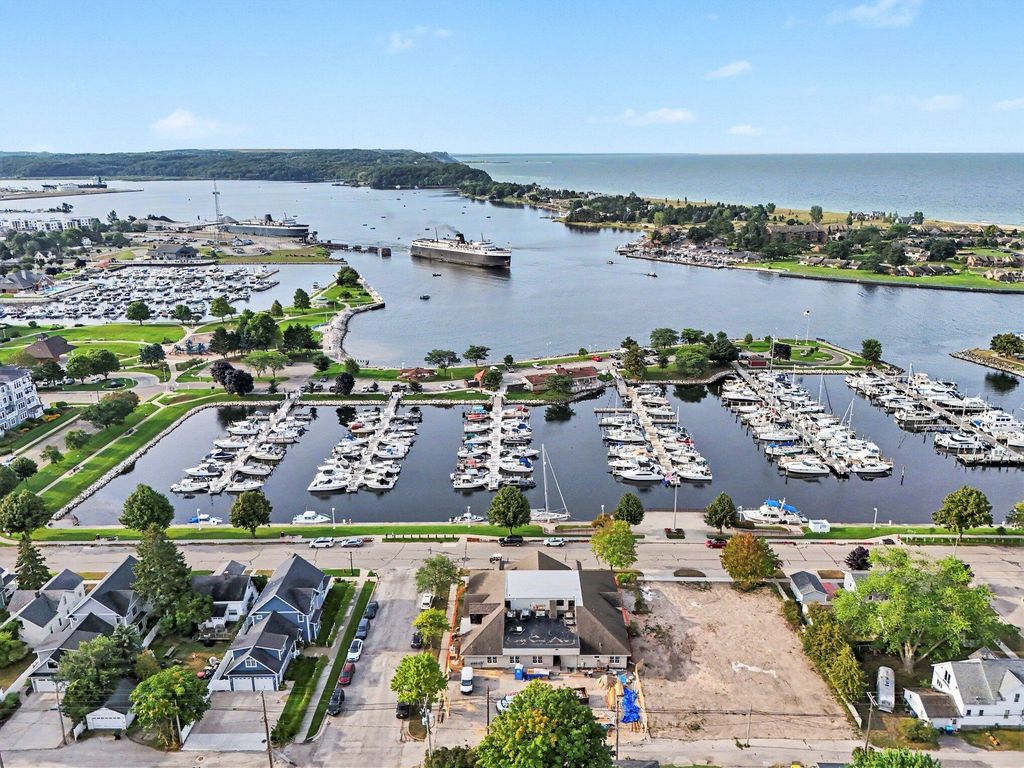 502 W Loomis Street Unit: 104, Ludington city