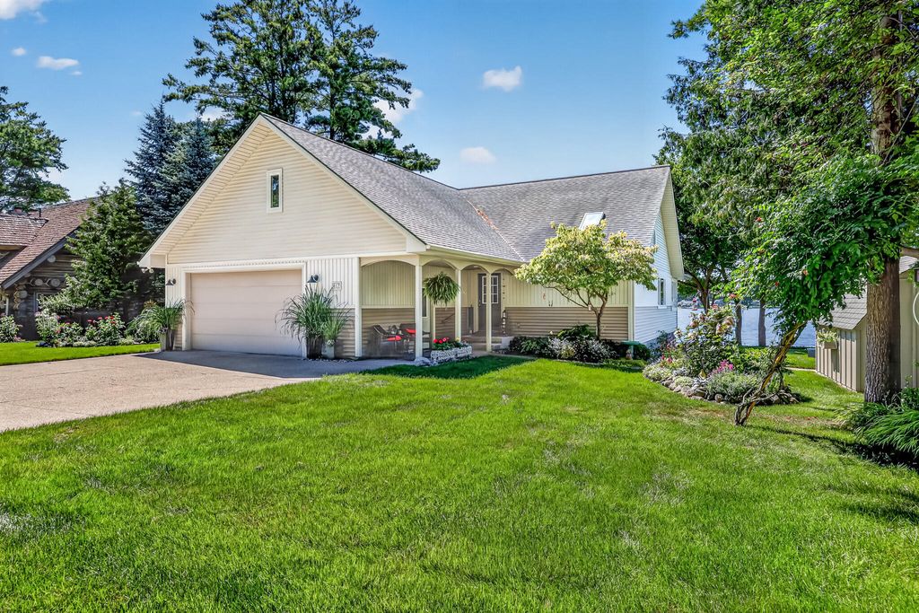 817 E Lake Road, Pentwater village