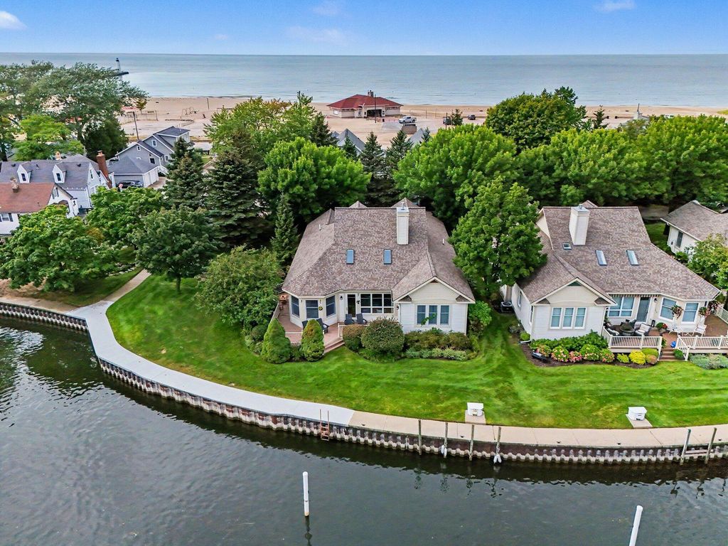 1 Harbor Point Lane, Manistee