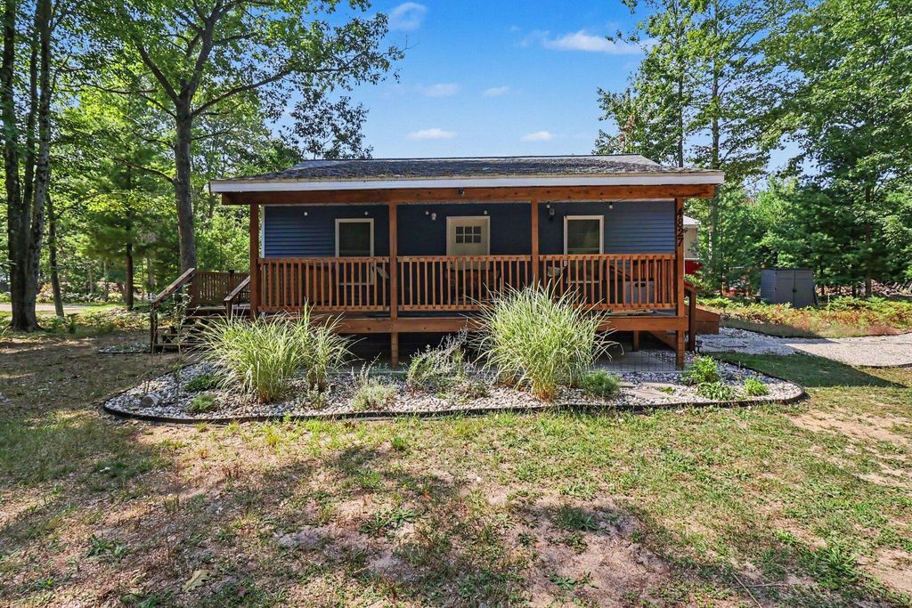 4827 N Pine Avenue, Golden township