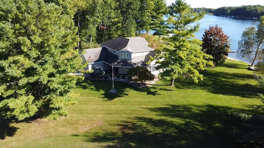 4760 Queens Court, Gladwin