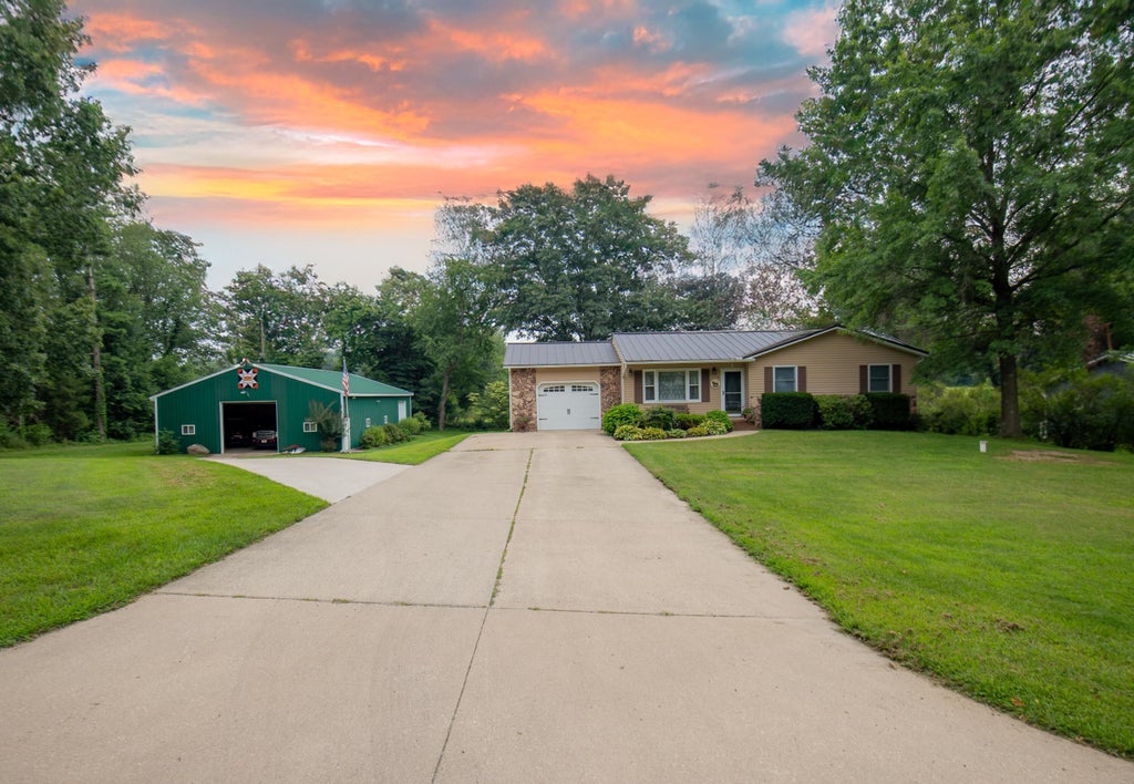 28123 Timberly Drive, Burr Oak township