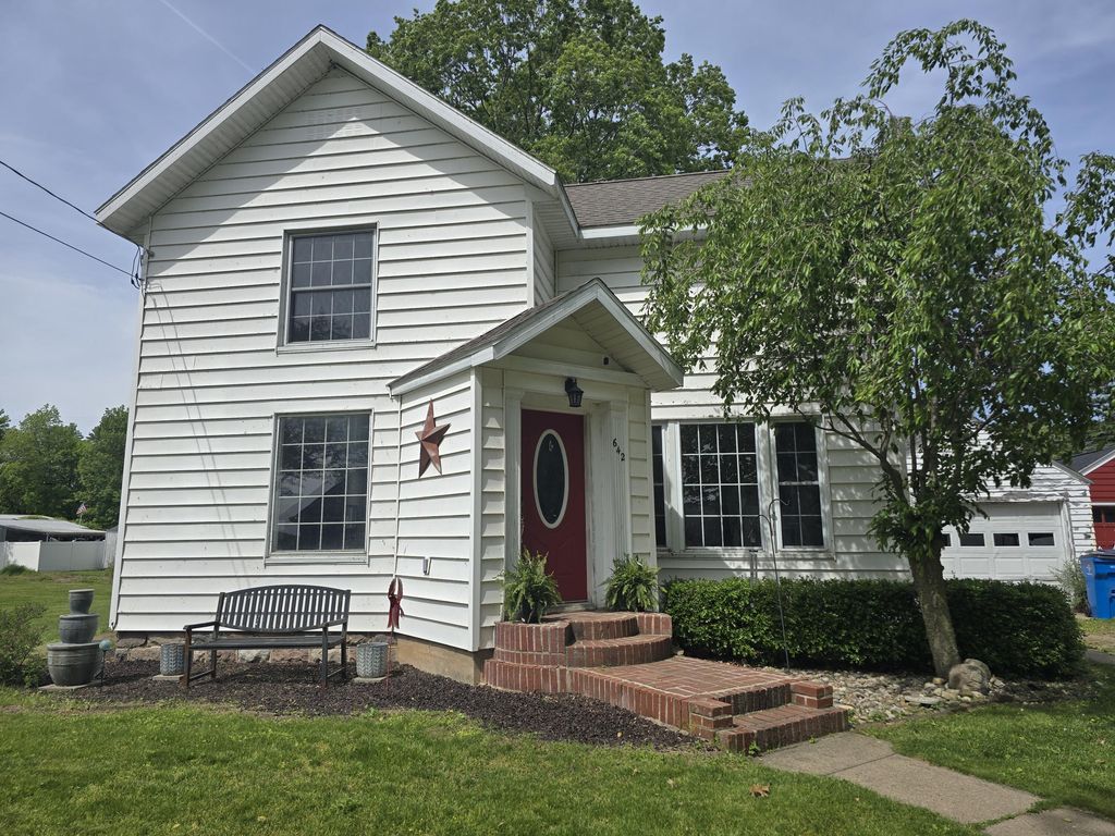 642 Maple Street, Colon village