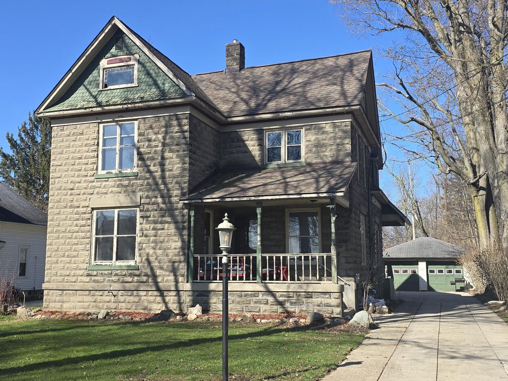 622 Maple Street, Colon village