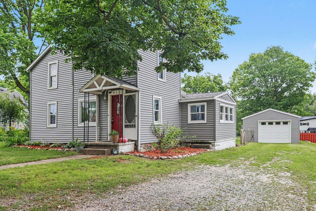 412 N Swan Street, Colon village